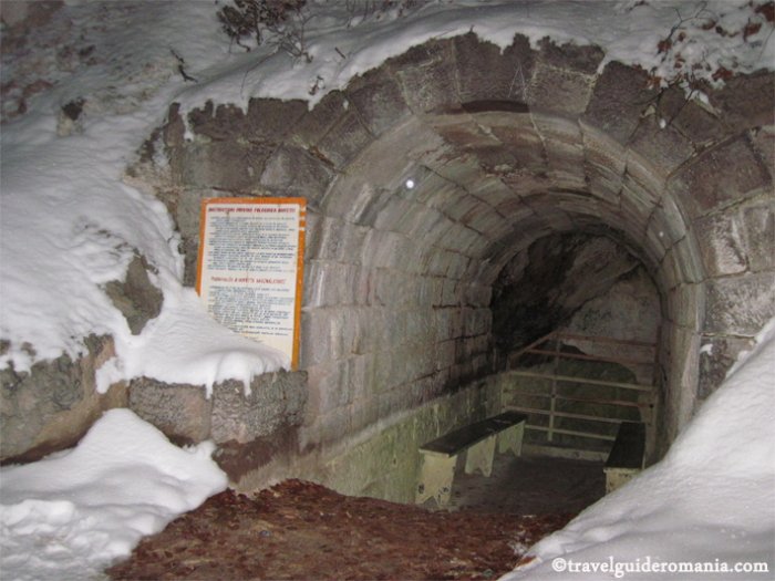 Grota Sulfuroasa cave - Ciomatu mountains