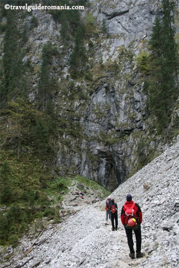 Dolina 3 - Cetatile Ponorului cave
