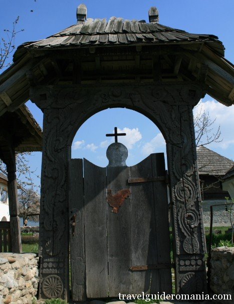 traditional gate Travel Guide Romania-traditional gate