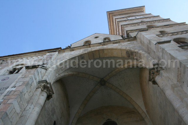 The majestic access through the main gate of the cathedral