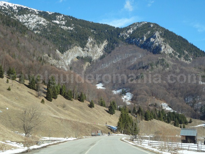 the road leading to Scorotei gorge