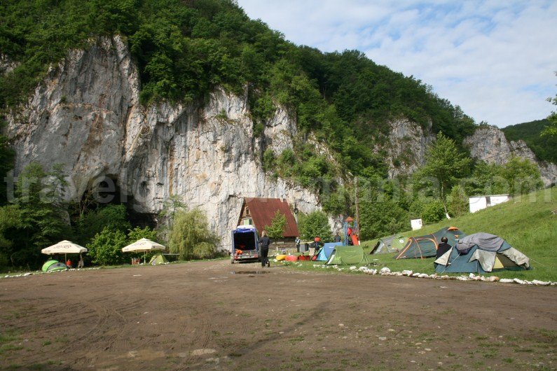 Camping at Ungurul Mare cave - Suncuius