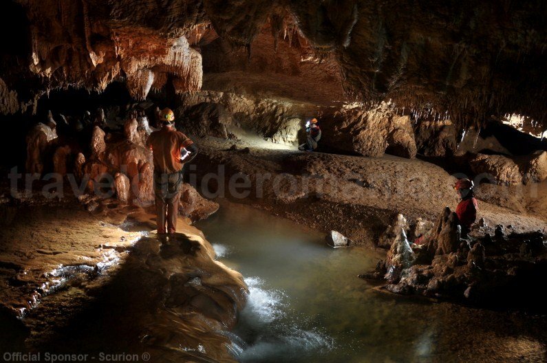 Exploring horizontal caves - useful tips for caving