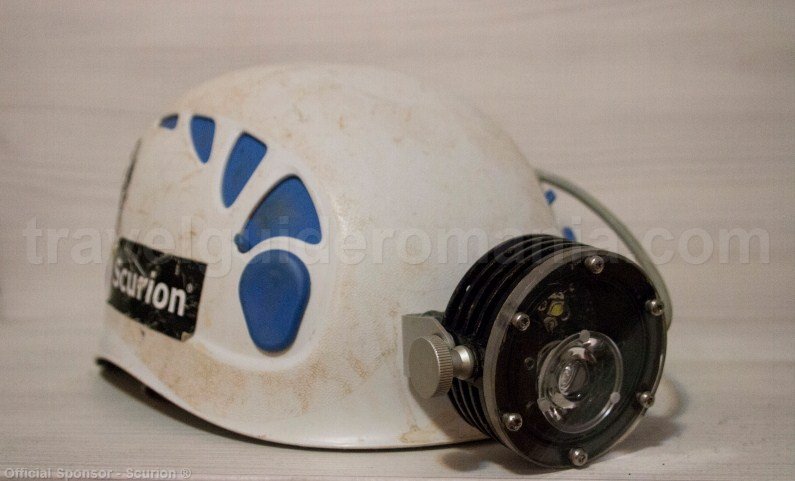 Lighting system and helmet for cavers
