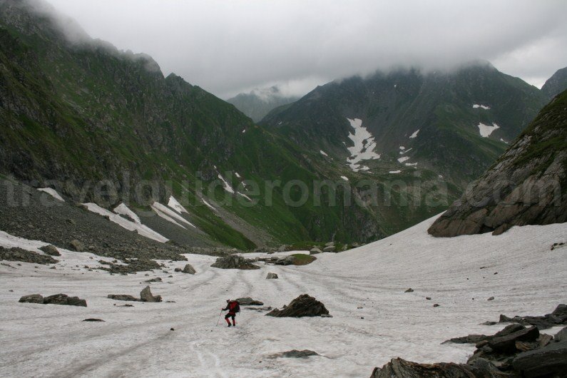 Descending to cauldron of Lake Capra - Fagaras Mountains