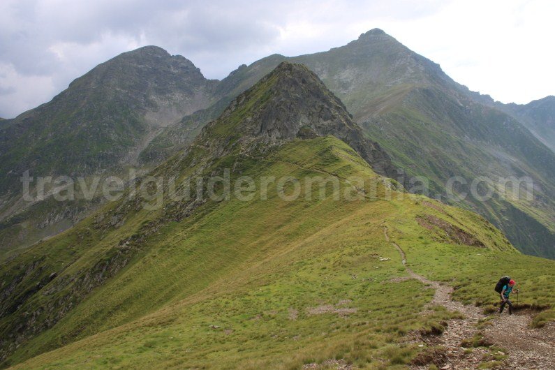 Hiking on the main ridge of Fagaras Mountains - Ciortea Peak and Garbova Peak