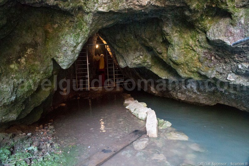 Entrance of Vadul Crisului cave - Romania