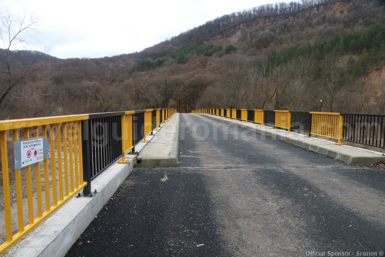 Touristic marked trail to Vadul Crisului show cave - Romania