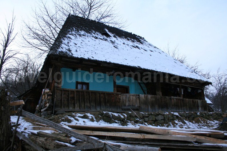 Traditional romanian houses in Rogojel village Traditional romanian houses in Apuseni mountains - Rogojel village