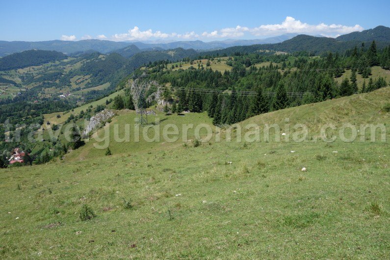Acces to Oratii dry canyon - Podu Dambovitei village