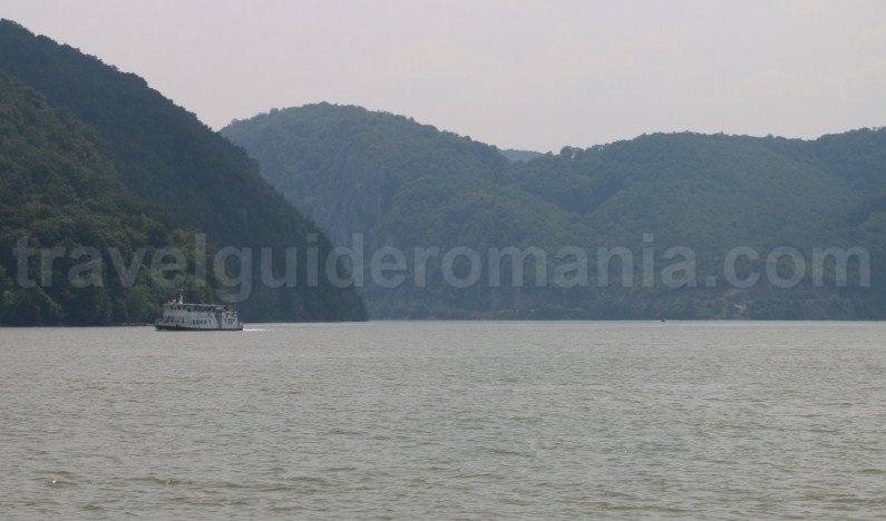 boat-ride-on-the-danube-river-romania