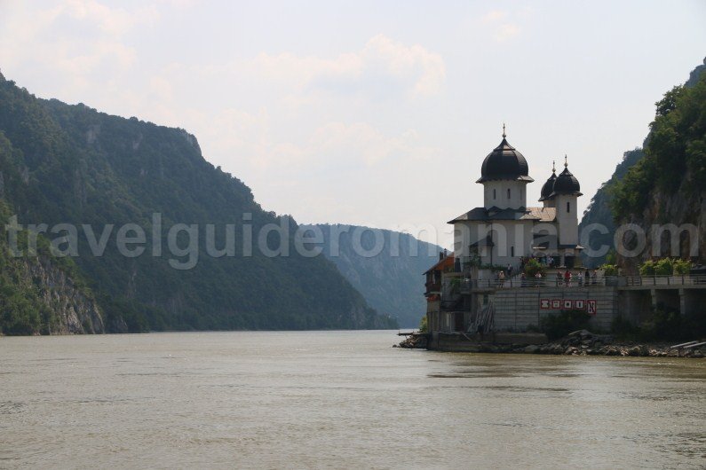 mraconaia-monastery-cruising-on-the-danube-river