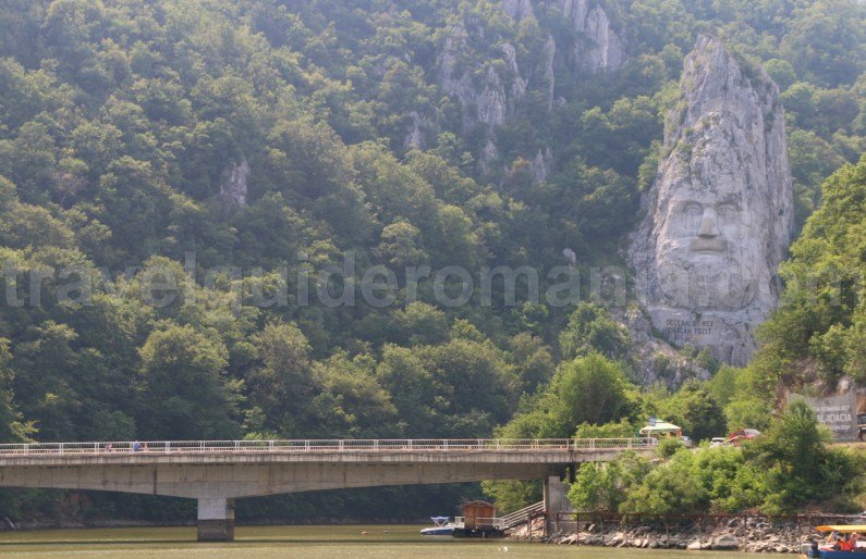 the-sculpture-representing-decebals-face-iron-gates-national-park