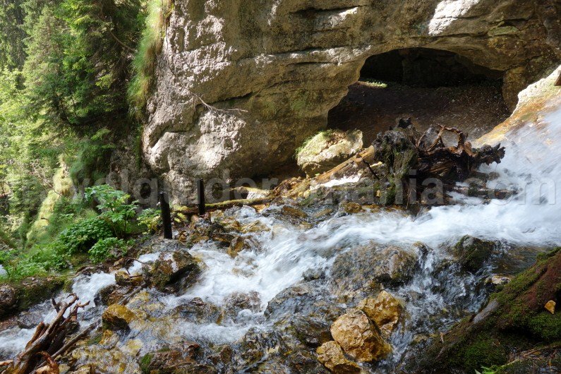 caves-in-bucegi-mountains-travel-guide-romania