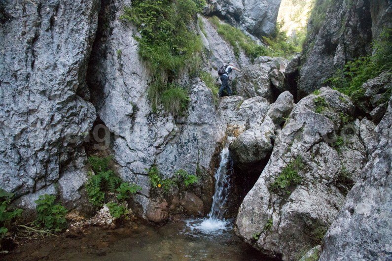 horoabei-valley-unmarked-trails-in-bucegi-mountains