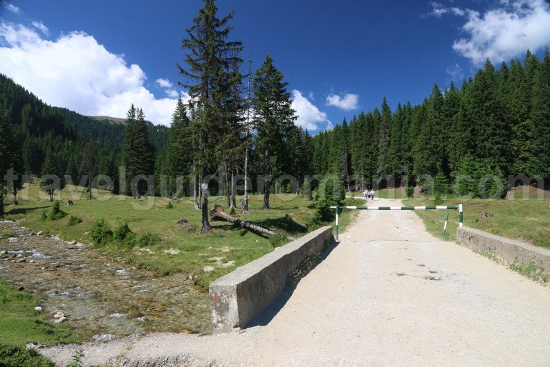 padina-meadow-and-ialomitei-valley-bucegi-mountains