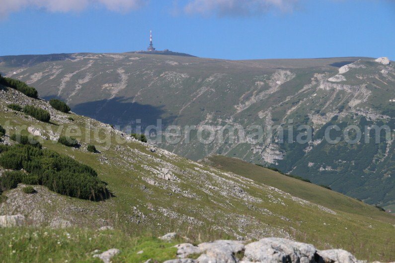 summer-hiking-routes-in-bucegi-mountains-romania