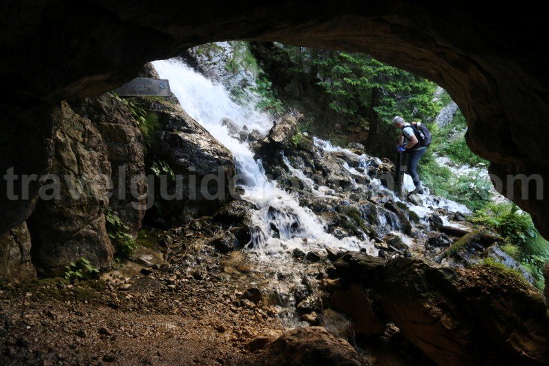 trekking-tour-in-bucegi-mountains-horoabei-valley