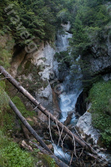 waterfall-on-horoabei-valley-bucegi-mountains