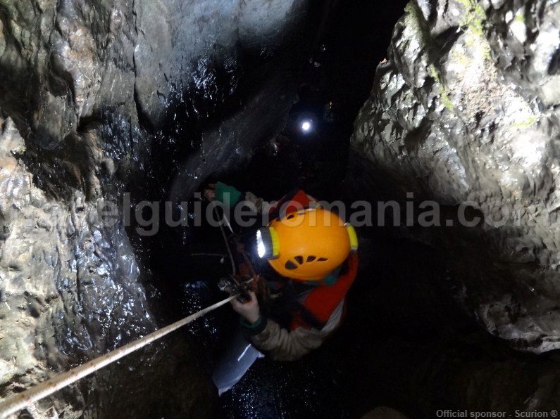 adventure-tours-in-apuseni-mountains-caving