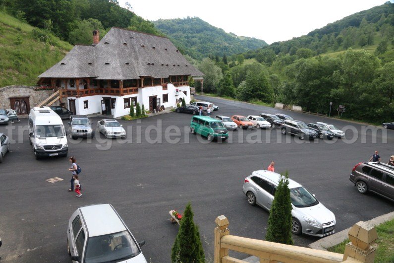 parking-place-at-barsana-monastery