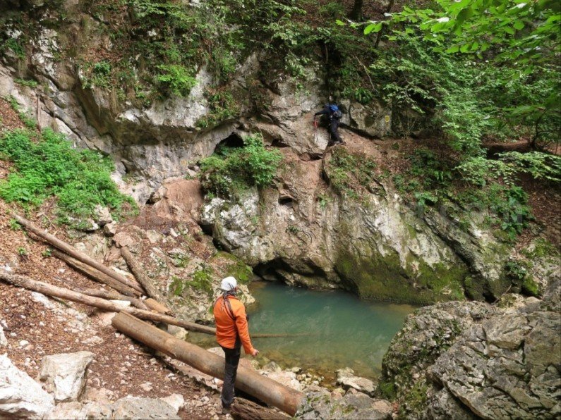 Galbenei Spring Gorges Apuseni hiking