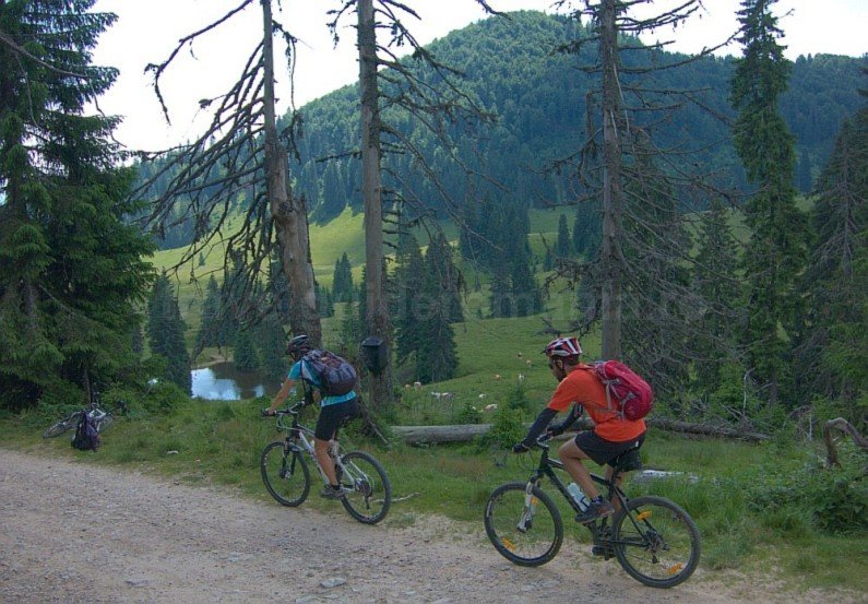 Varasoaia Lake Padis Apuseni adventure