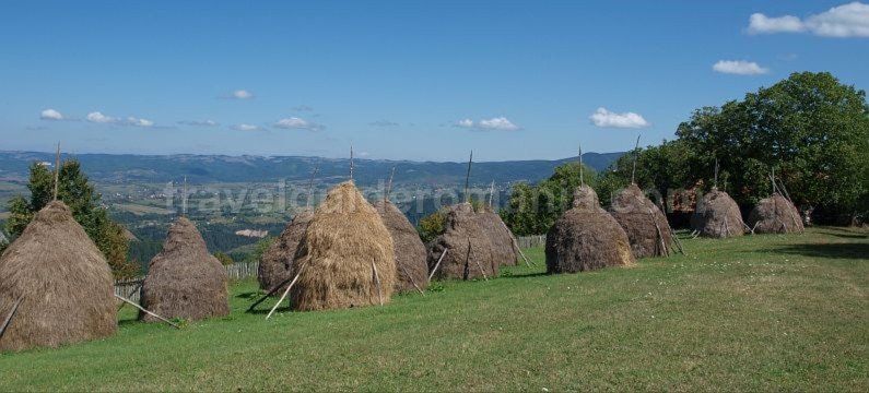 hay stacks Ponoara mtb Padurea Craiului Apuseni