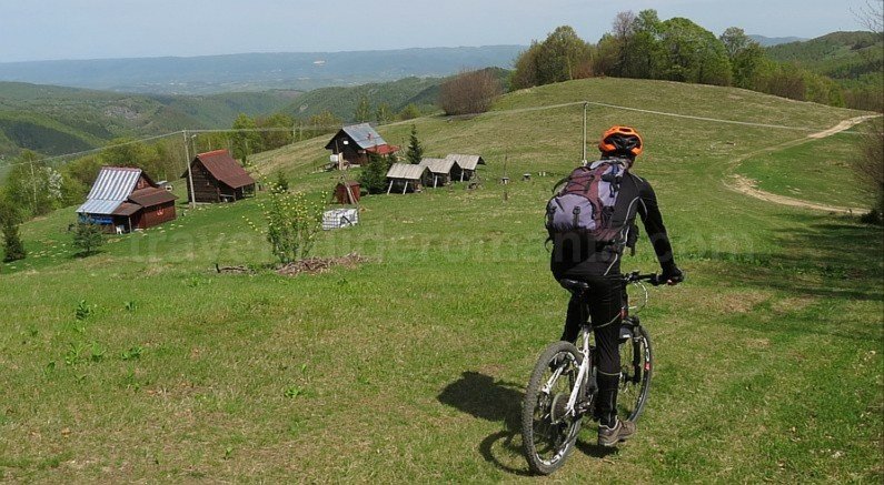 mountain biking Ponoara Bratcutei Valley Padurea Craiului