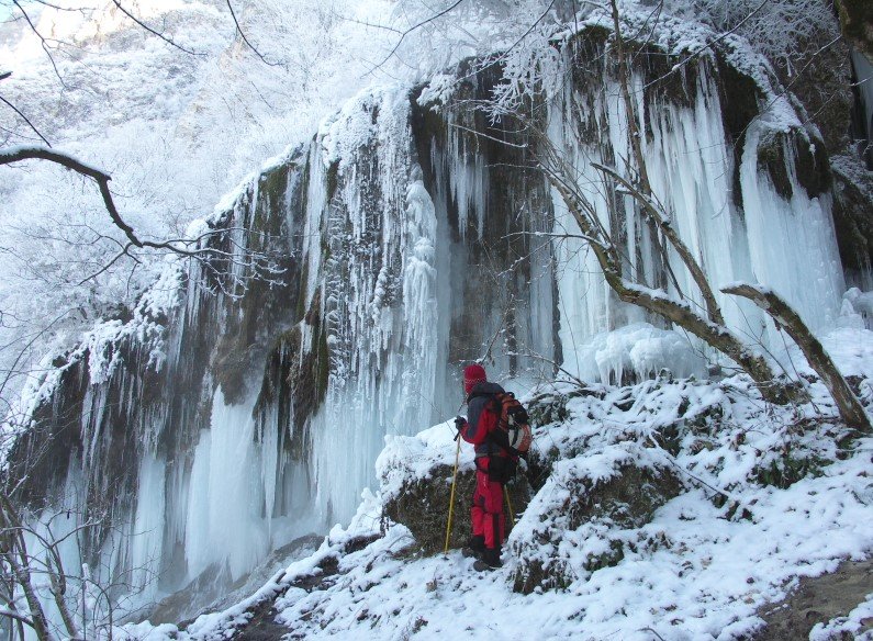 waterfall-sipote-trascau-iarna